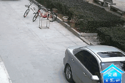 ▲圖：車門突然被打開，電動(dòng)車駕駛?cè)私z毫沒有防備